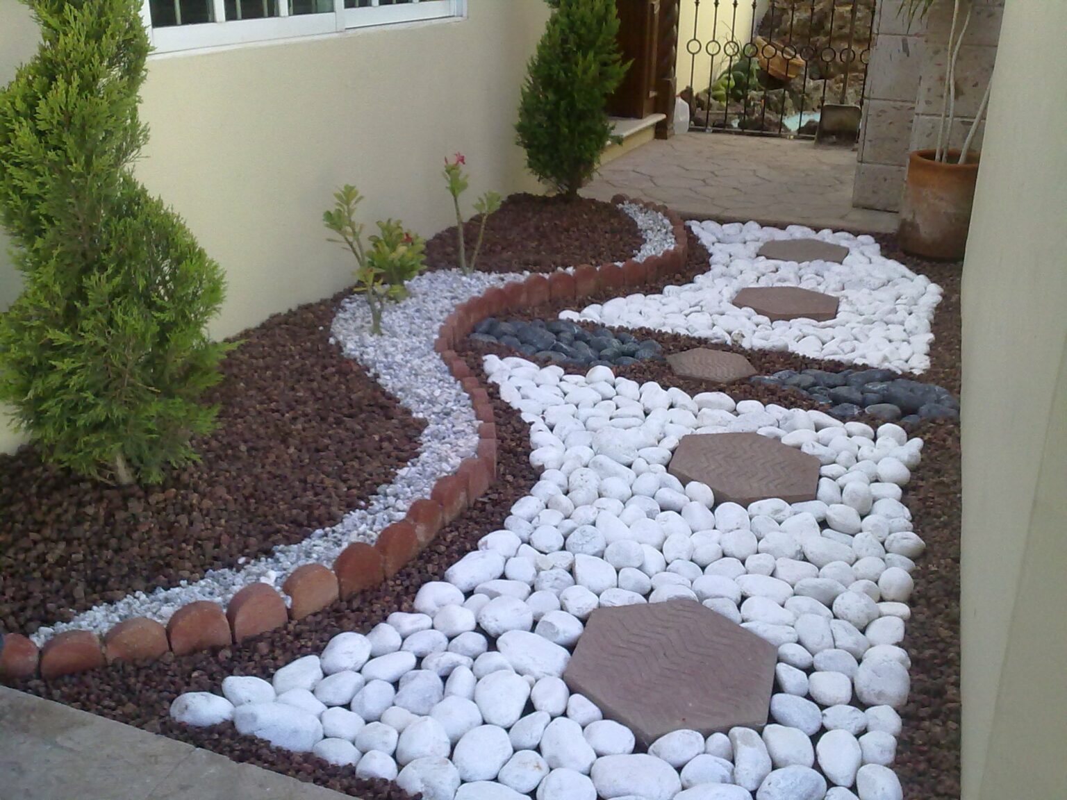 Como poner piedras decorativas en el jardin