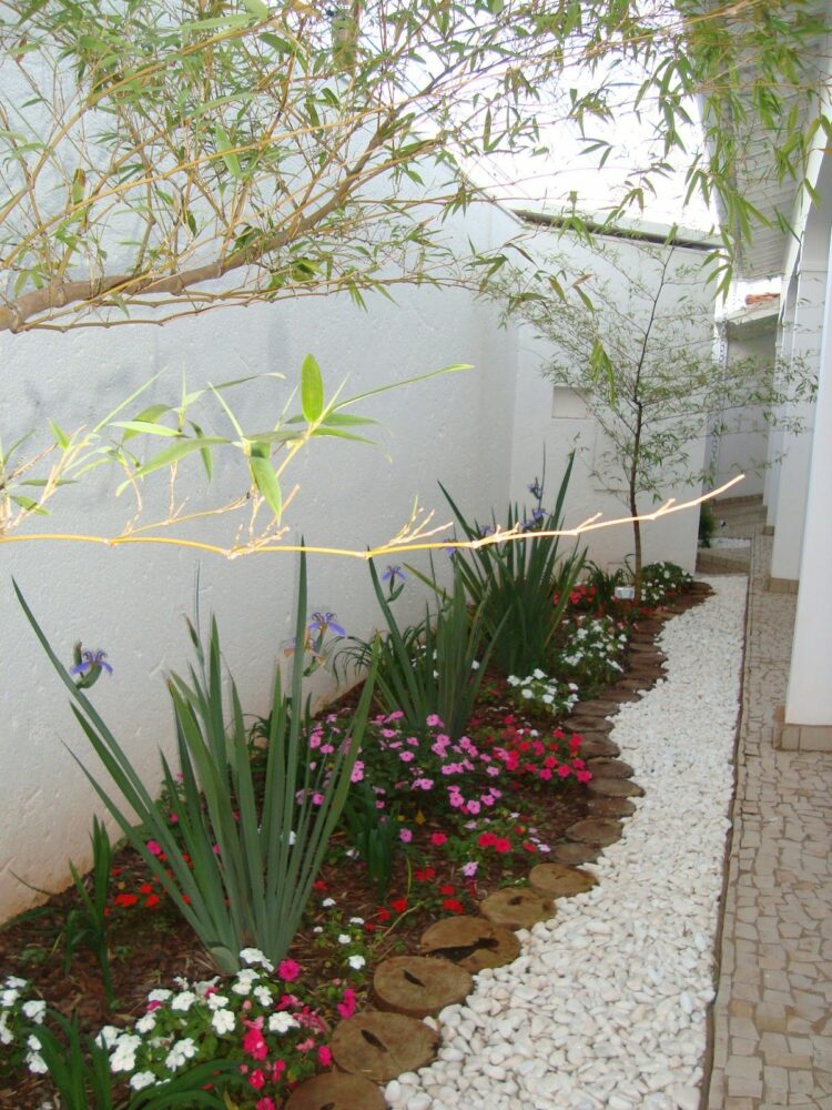 30 Vibrant Small Garden To Inspire You