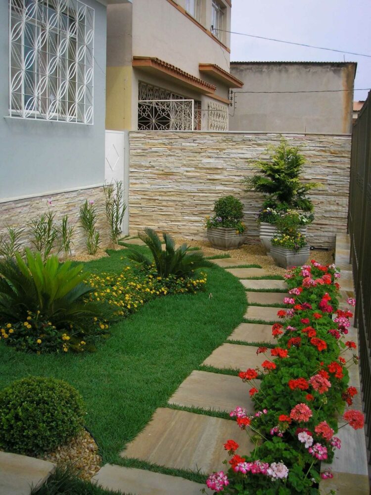 30 Vibrant Small Garden To Inspire You