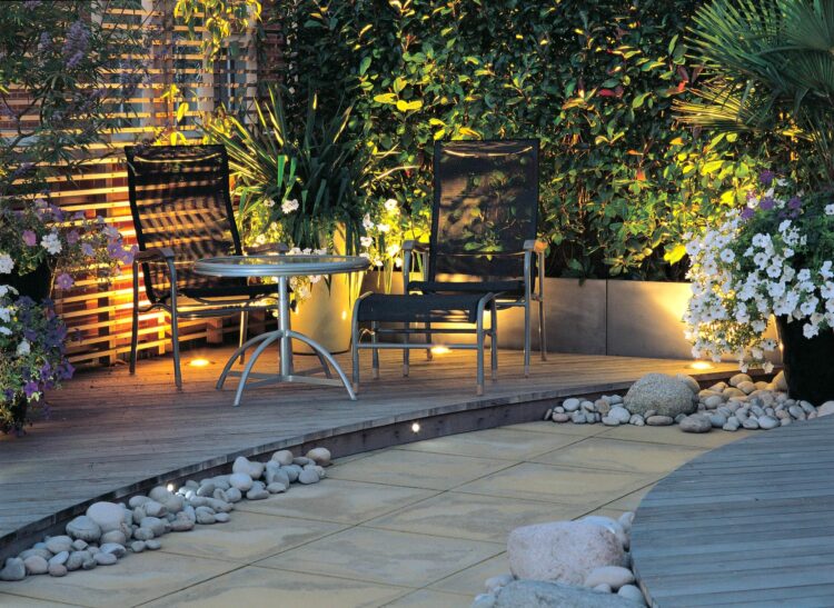 30 Vibrant Small Garden To Inspire You